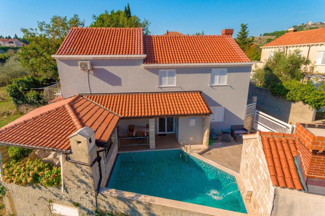 Vila Trojkovic *